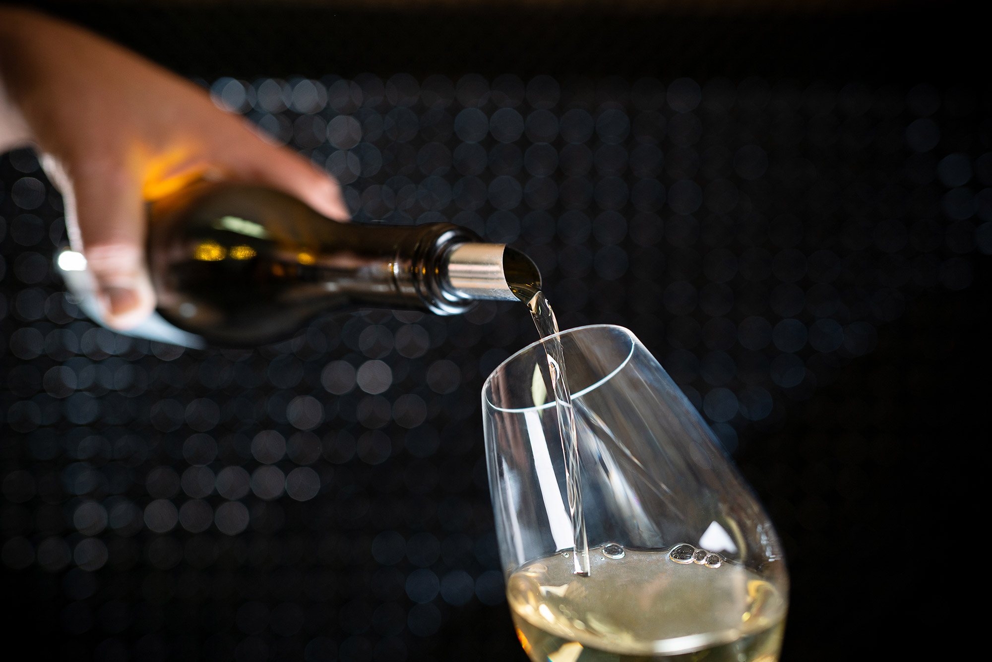 Saint-Véran bio servi dans un verre de vin